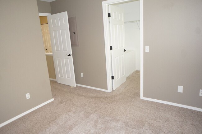 Building Photo - Spectacular NW Portland 3 bedroom Townhouse