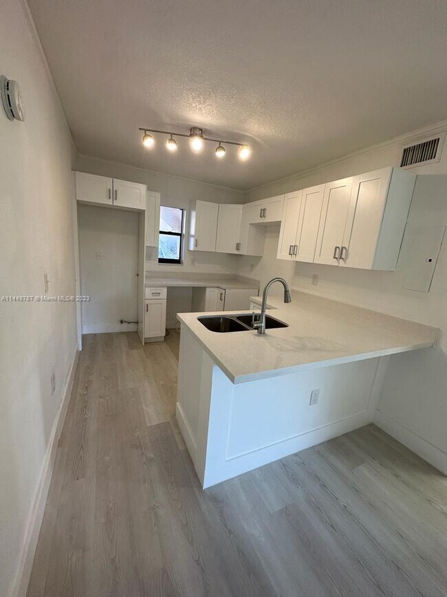 Building Photo - 6170 SW 62nd Terrace