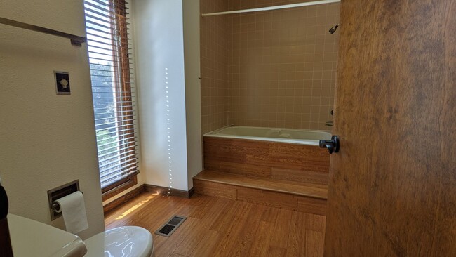Building Photo - Beautiful 5 Bed, 3.25 Bath Broadmoor Home!