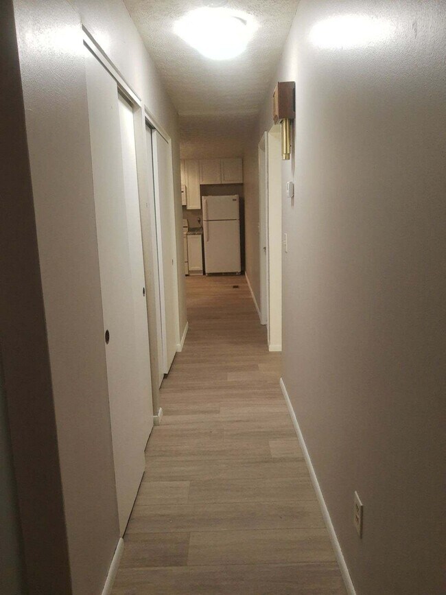 Building Photo - 140 Redbud Dr