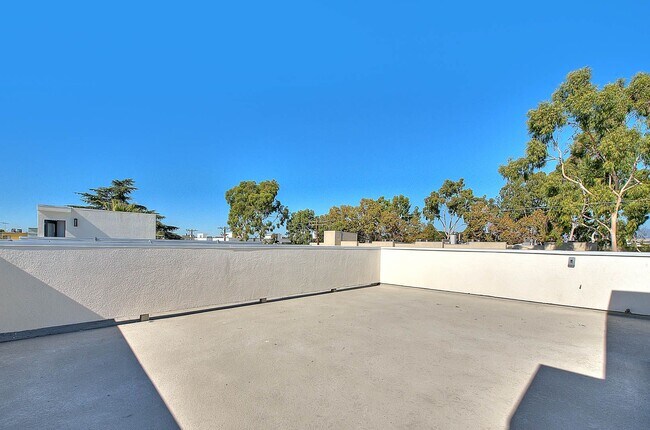 Building Photo - Luxury 2 & 4 Bed Townhomes in NoHo!