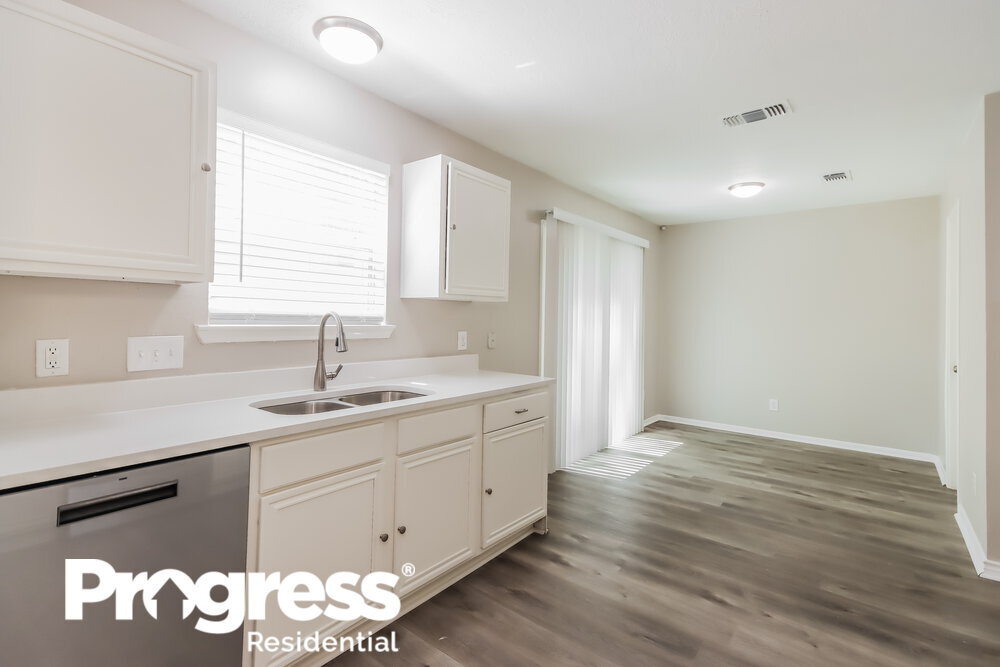 Building Photo - 18450 Hollow Oaks Cir