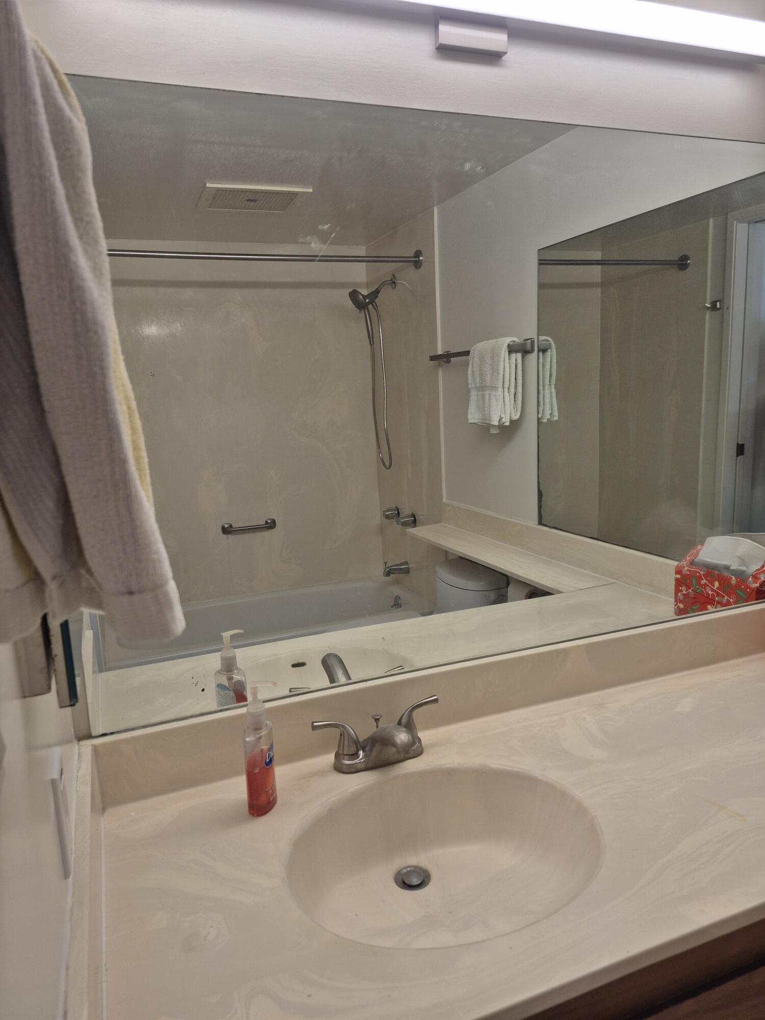 Ensuite main bath - 3138 Waialae Ave