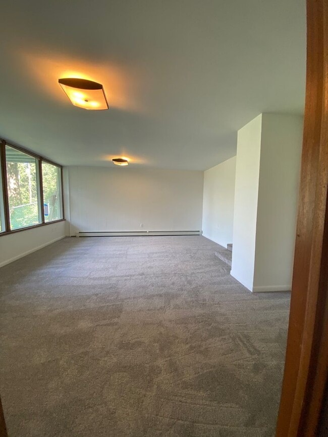 Building Photo - Stunning 3 bed, 2 bath home in historic Ro...
