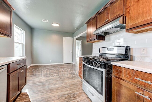 Building Photo - 1103 N Louisa Ave
