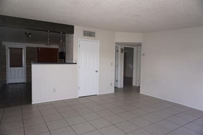 Building Photo - 935 E Adelaide Dr
