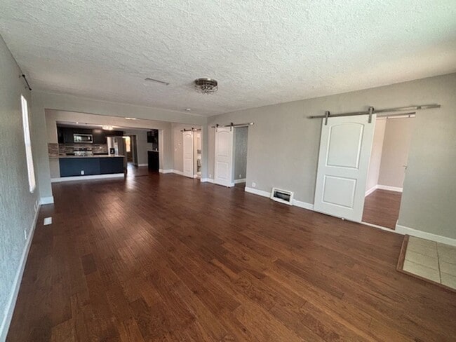 Primary Photo - Adorable 4 Bedroom 2 Bathroom Single Famil...