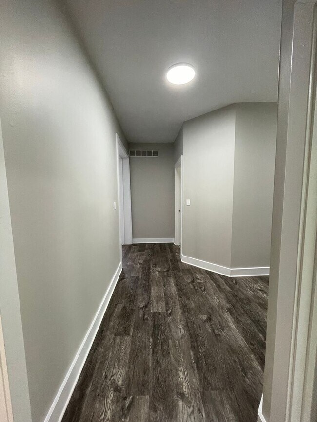Building Photo - 905 North-5T