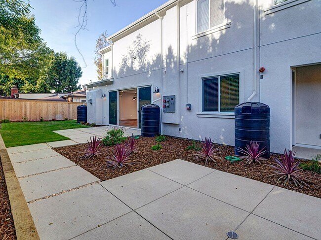 Building Photo - Fantastic 2 story Farm Home 4 bedrooms – 2...
