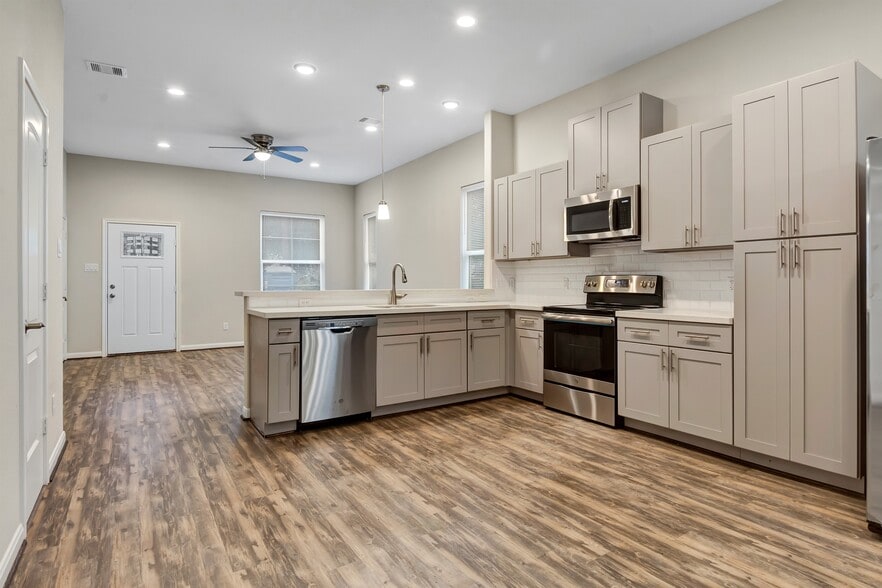 Building Photo - 21 Latham