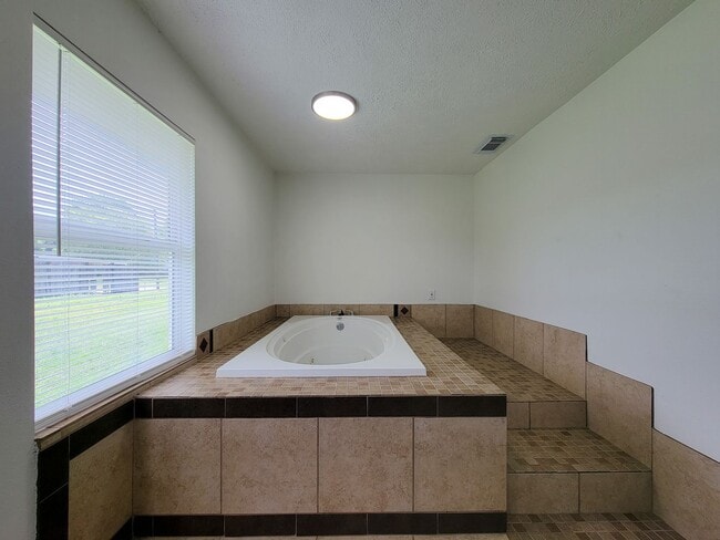 Building Photo - This fully renovated 3-bedroom, 2-bath home features a modern kitchen, large master suite with a ...