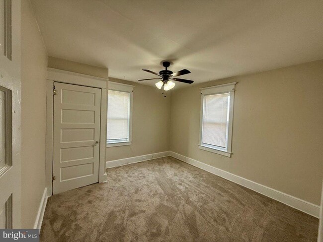 Building Photo - 404 W Broad St