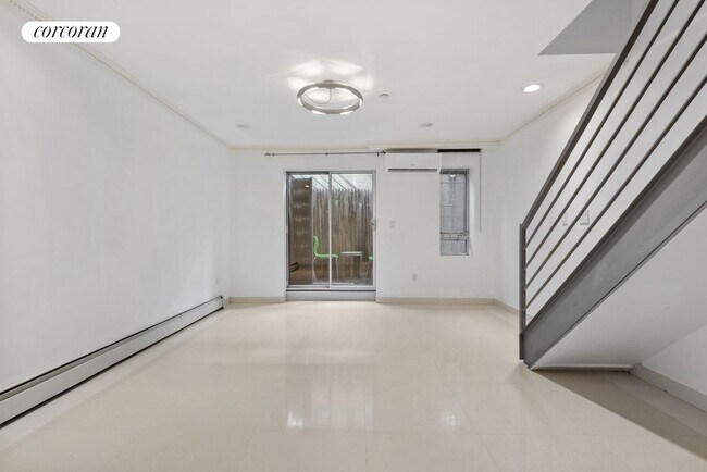 Building Photo - 117 Kingsland Ave