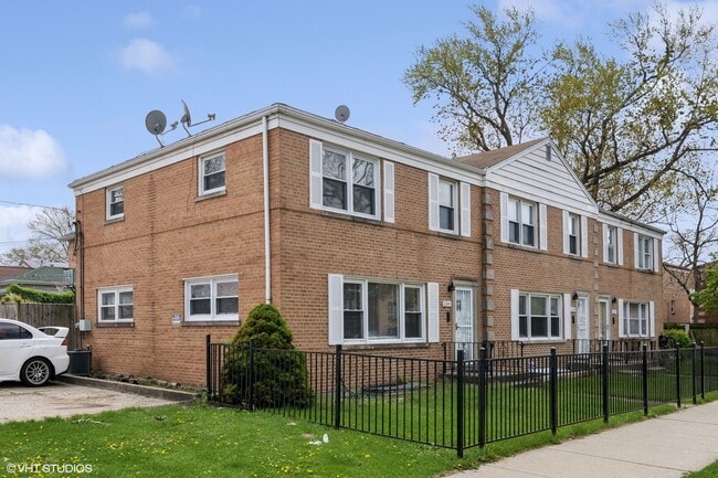 Primary Photo - 6341 N Leavitt St
