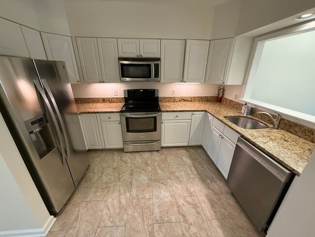 Building Photo - Beautiful 3 bed/3.5 Bath in ideal location!