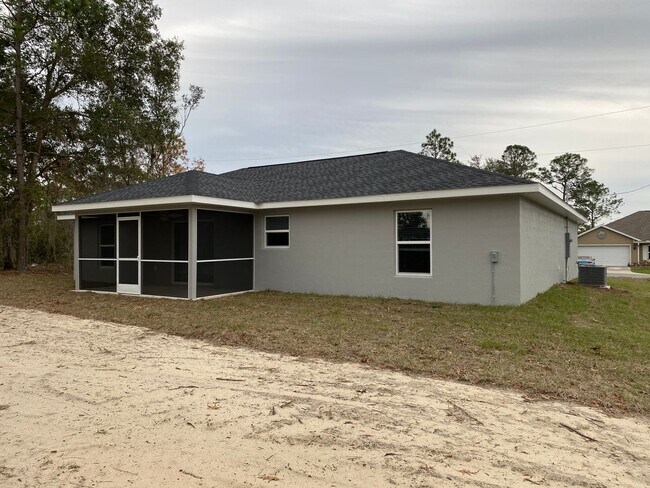 Building Photo - Custom Home - Desirable SE Ocala Neighborh...