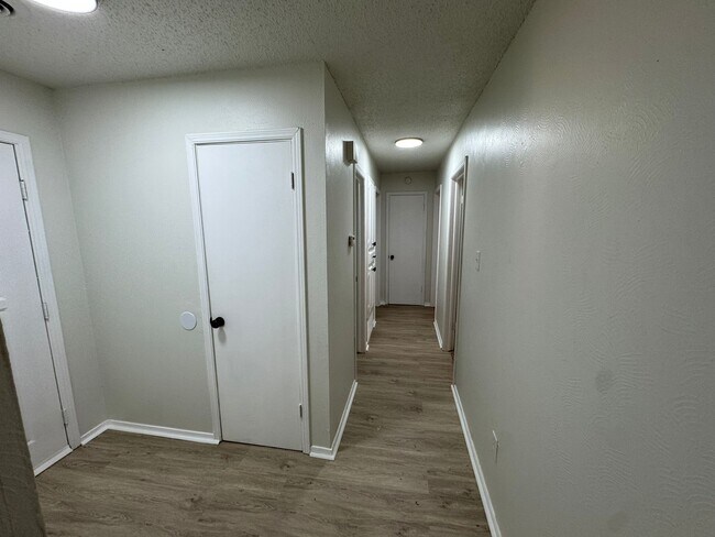 Building Photo - 2410 NW Saxon Cir
