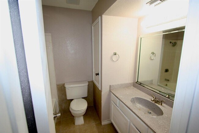 Building Photo - 17401 Red Oak Dr