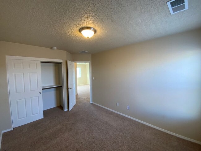 Building Photo - 3 Bedroom Home Available Near Unser Blvd NW & Rainbow Blvd NW!