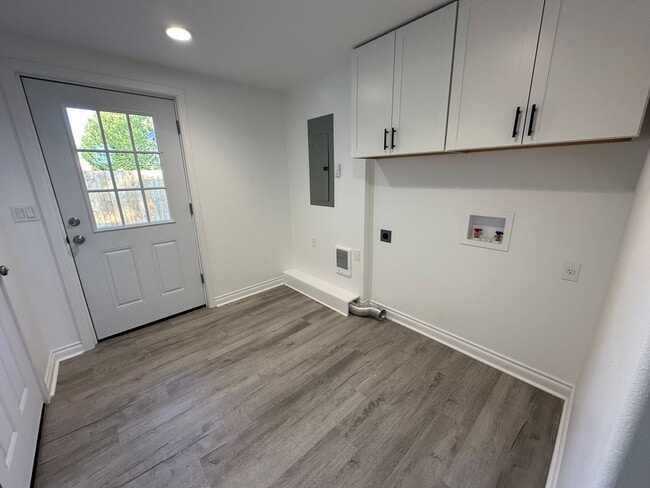 Building Photo - Very Nice Completely Remodeled 2 Bedroom 1...