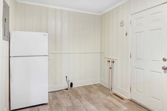 Building Photo - **RENOVATED** 2 BR 1 BA HOME IN GOLDSBORO- close to SJAFB!