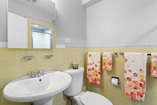 En-suite bath - 19425 Van Aken Blvd