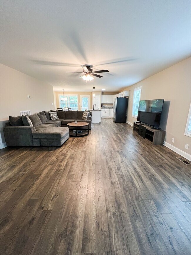 Building Photo - Move-In Specials Available! Beautiful Sing...