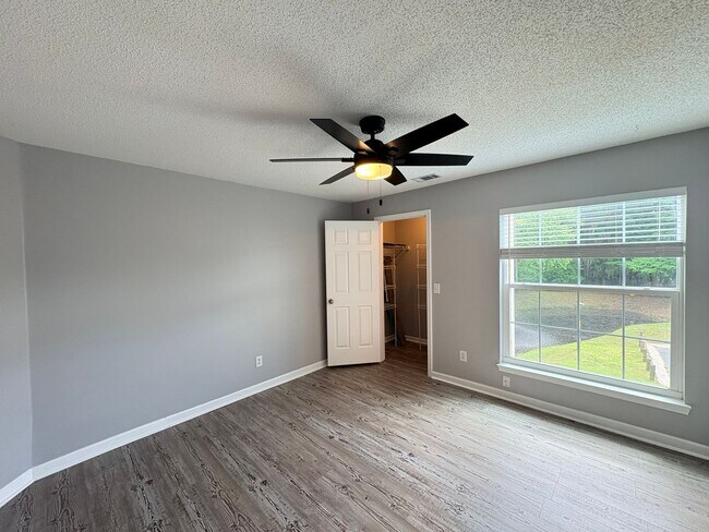 Building Photo - Welcome To The Estates At Westbury