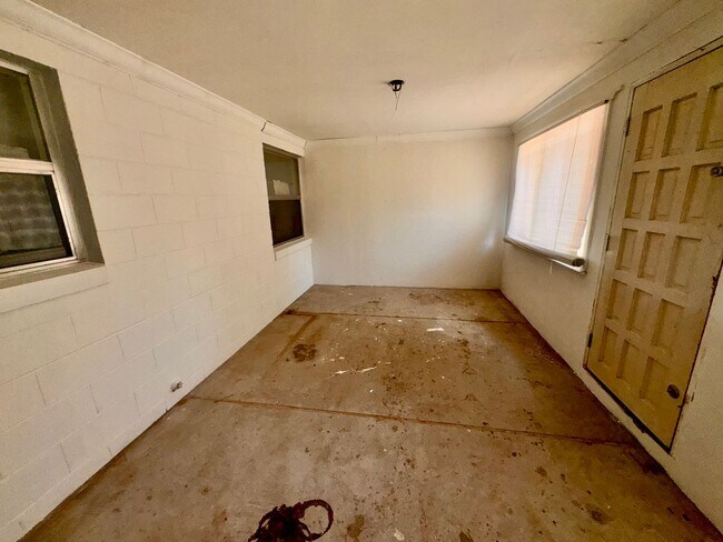 Building Photo - 3 bedroom 2 bath home with solar panels, workshop, large backyard and Florida Room!