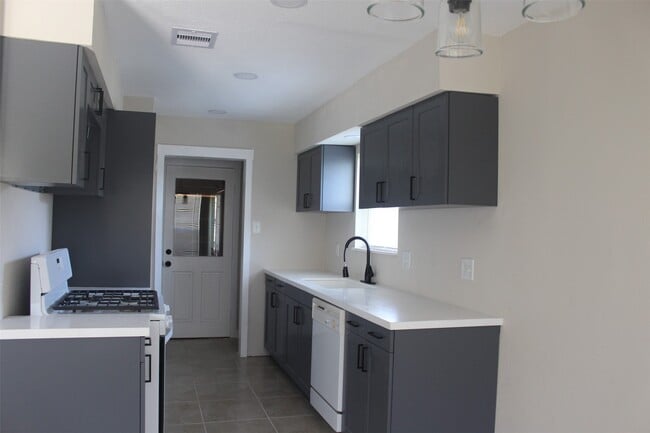 Building Photo - 4920 Deerwood Cir