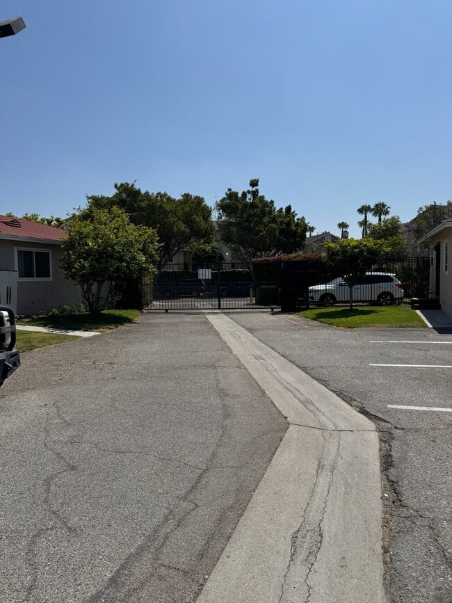 Building Photo - Spacious and Light 2 bedroom in Avalon Gre...