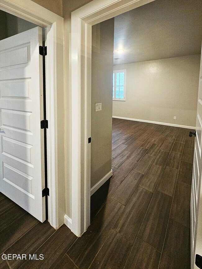 Building Photo - 13185 Tiverton Rd