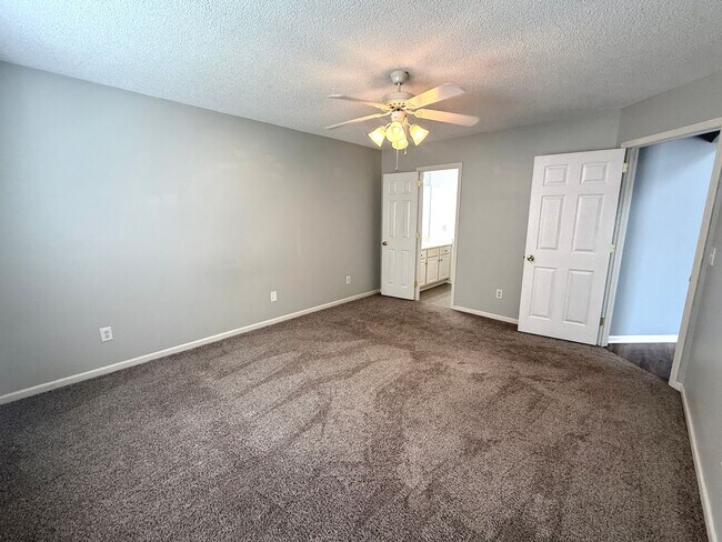 Building Photo - RENT SPECIAL! Updated Holten Place, top fl...