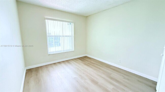 Building Photo - 605 S Pine Island Rd