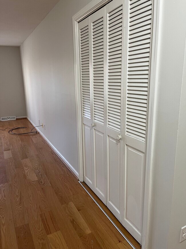 Building Photo - 611 E Mountcastle Dr