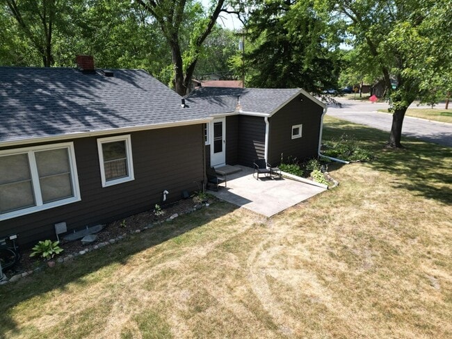 Building Photo - 916 4th Ave N
