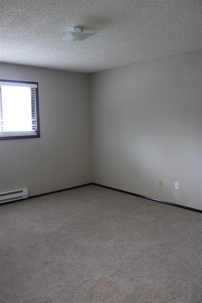 Building Photo - Beautiful 2 Bedroom 1.5 Bathroom Condo!