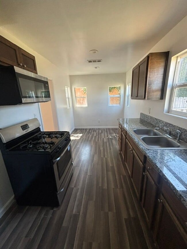 Building Photo - Charming 2 Bedroom, 1 Bathroom Home with Garage & Large Backyard – Available Now!