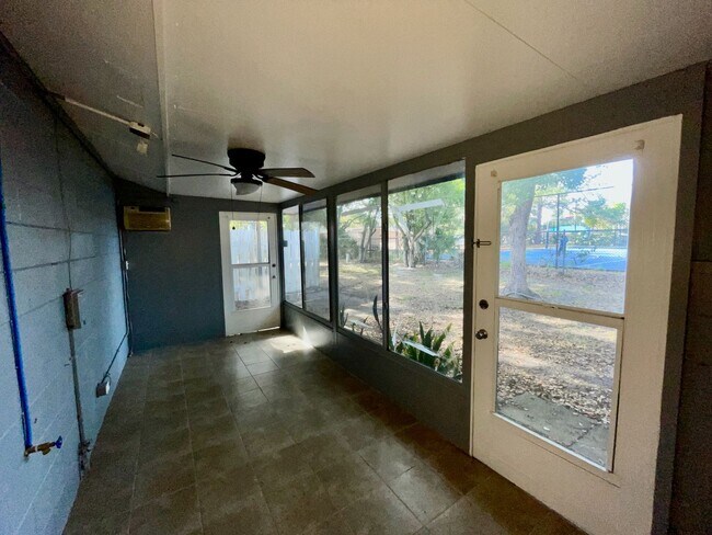 Building Photo - Southern Oaks 2 / 2 with Office & Sun Room