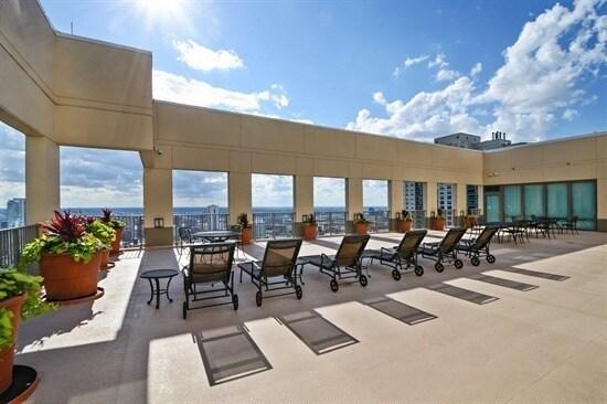 Common sundeck - 2 E Erie St