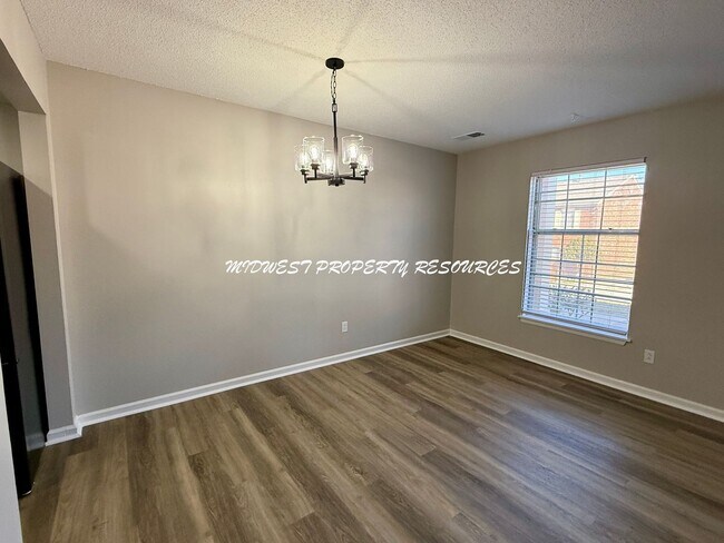 Building Photo - Stunning townhome w/ outdoor Maintenance provided