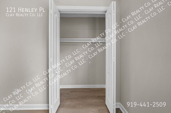 Building Photo - 121 Henley Pl