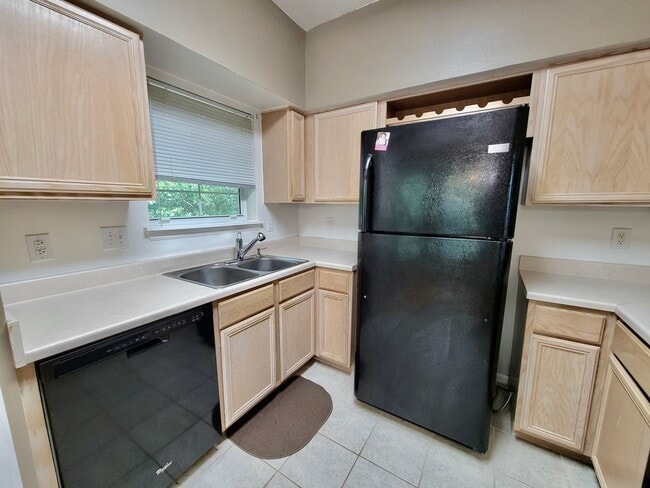 Building Photo - Two bedroom condo with garage - James Island