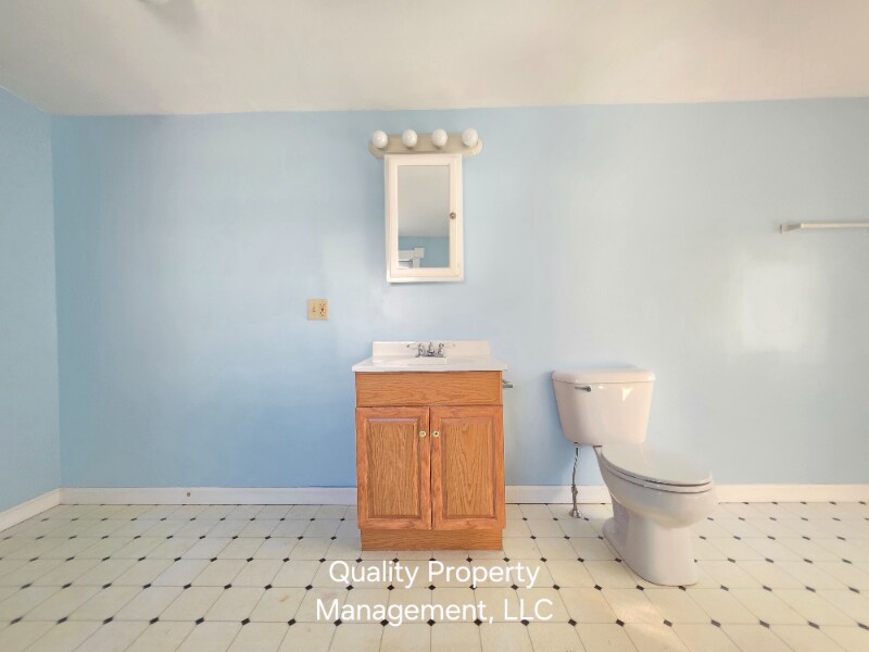 Building Photo - 208 Grove St