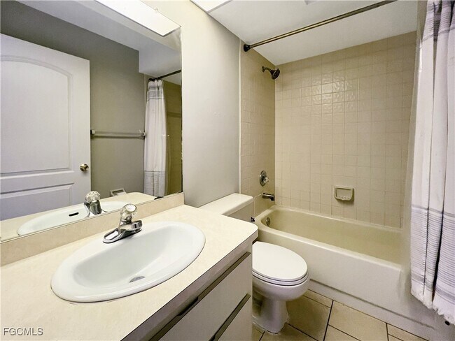 Building Photo - 4530 SW 10th Ave