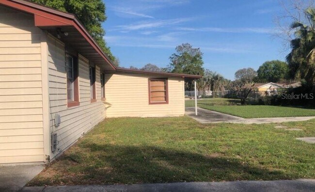 Building Photo - 2326 York Pl