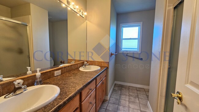 Building Photo - Spacious Home with Large Garage!