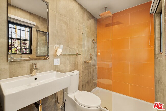 Building Photo - 826 N Kilkea Dr