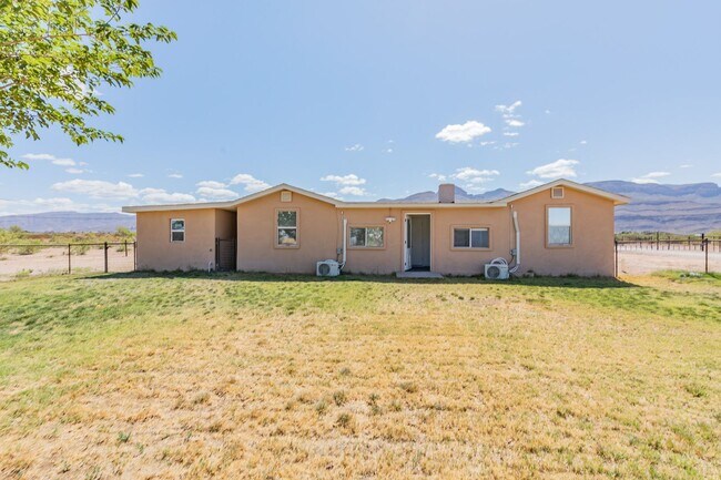 Building Photo - Charming 3 bedroom 2 bath Home with acreage
