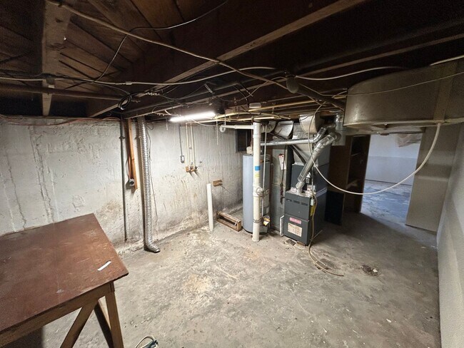 Building Photo - Comfort & Convenience on Cloverdale - Section 8 Friendly!